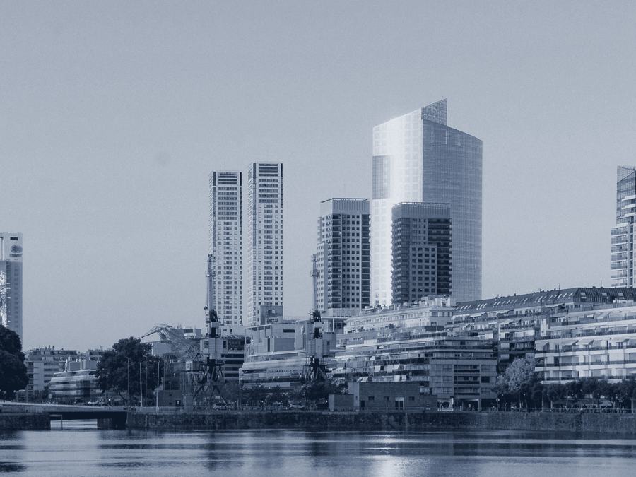 Torres de Puerto Madero junto al dique