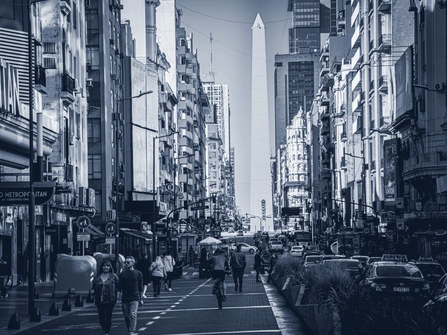 Avenida Corrientes con gente caminando y el Obelisco al fondo